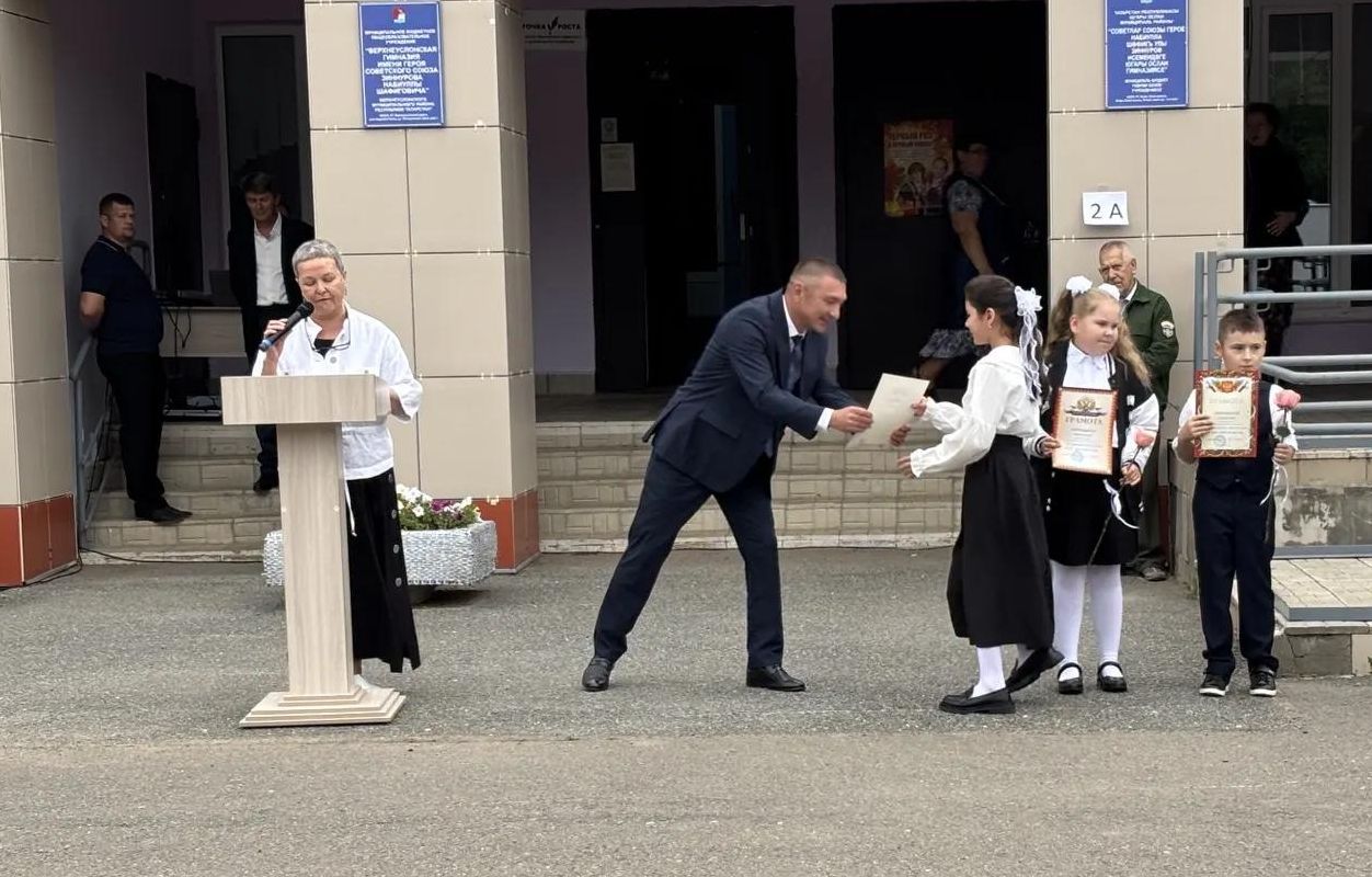 Первый звонок в гимназии: выпускница вернулась в качестве почетного гостя