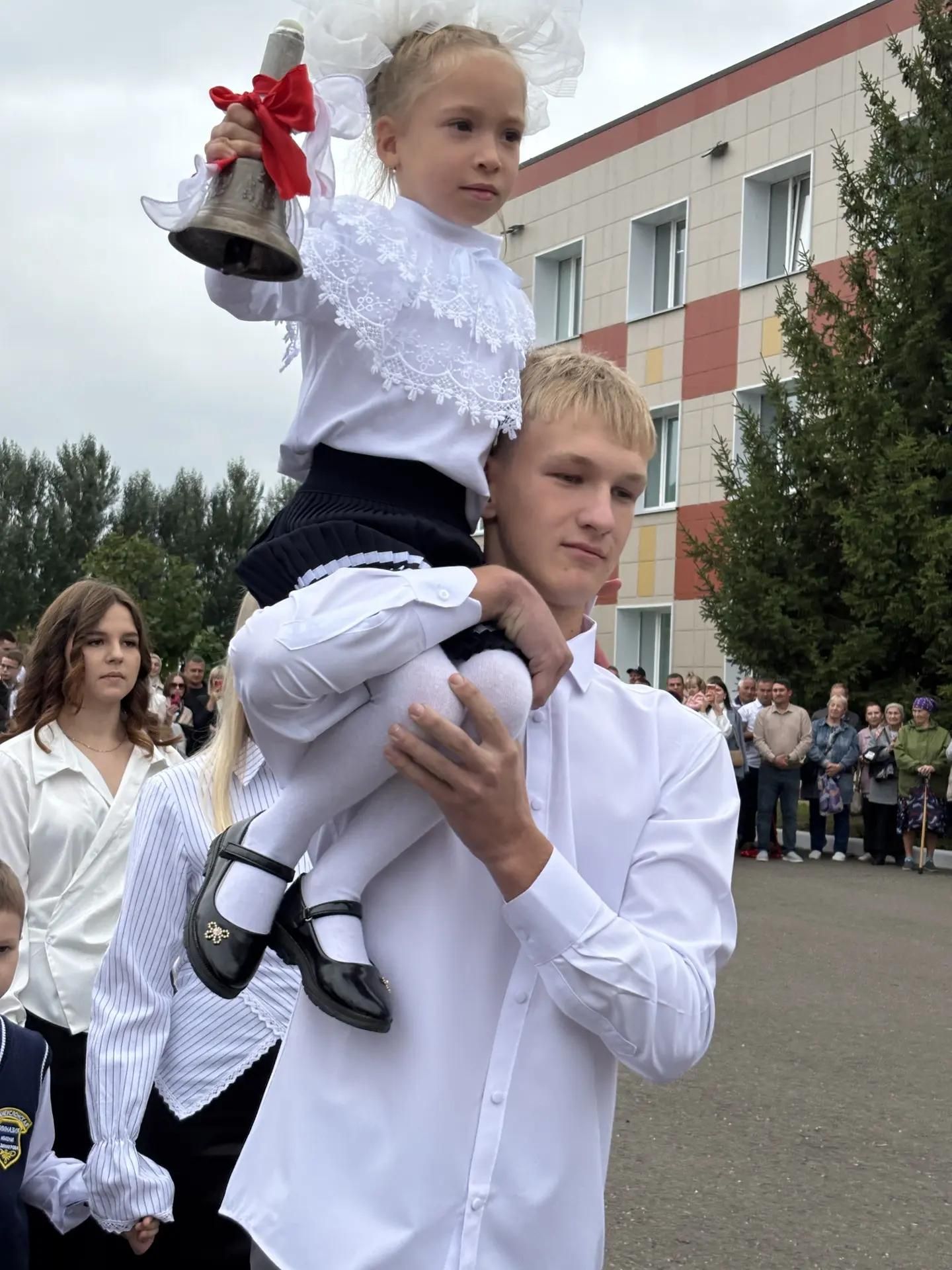 Первый звонок в гимназии: выпускница вернулась в качестве почетного гостя