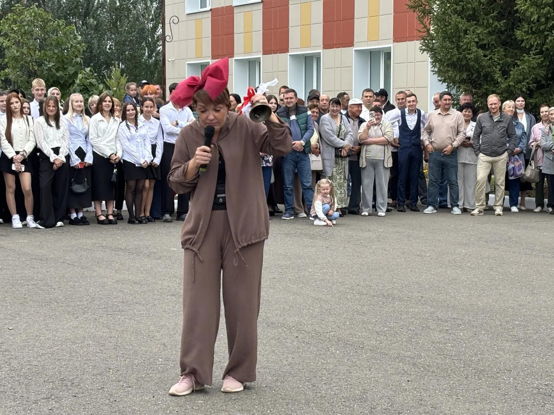 Первый звонок в гимназии: выпускница вернулась в качестве почетного гостя