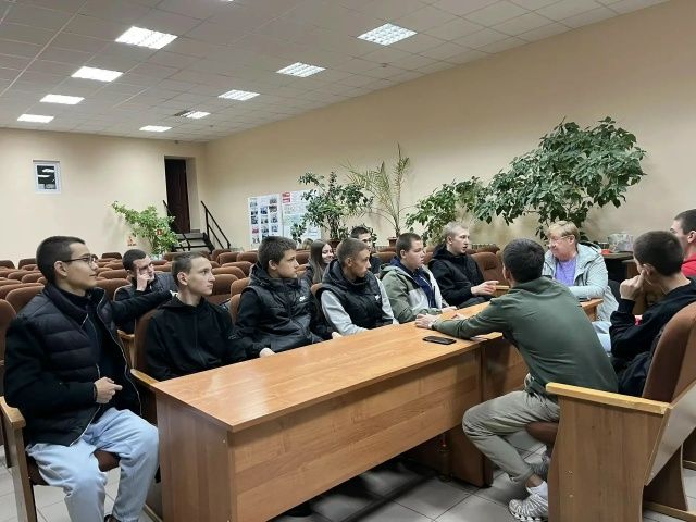 С молодёжью Макулово поговорили о мире и цифровой безопасности