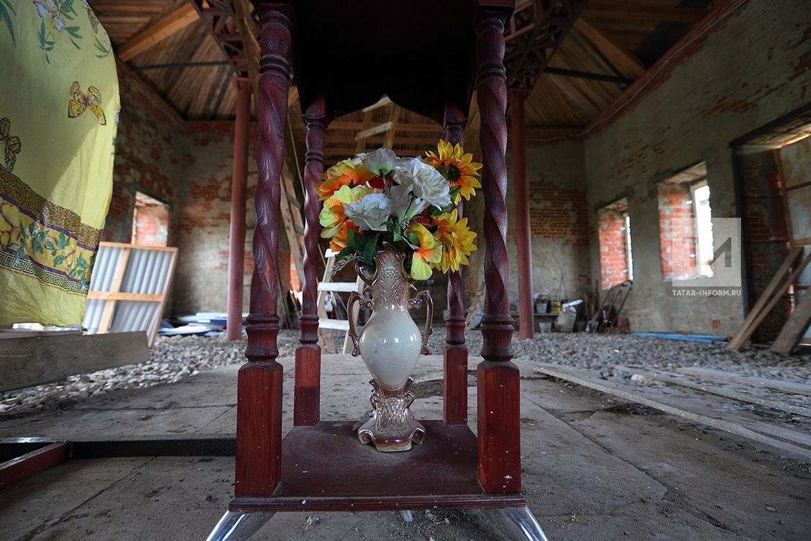 80 лет в запустении: в Татарстане установили купол и крест на церковь, которую реставрируют сельчане