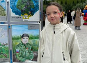 Детские рисунки для бойцов СВО показали на выставке в Казани