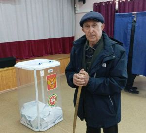 Жители Верхнего Услона приходят на выборы целыми семьями