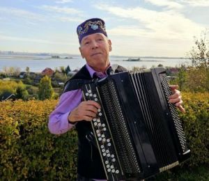 Бессменный баянист «Идэлькэй» Салим Кадыров отмечает 75-летие