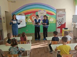 ЮИДовцы подарили фликеры малышам Кураловского детсада