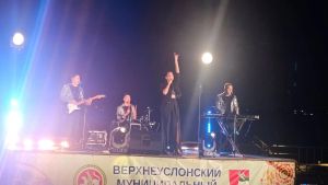 На берегу Волги в Верхнем Услоне прошёл праздник ко Дню Республики с салютом