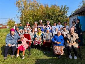 Творческие коллективы района поздравили пожилых людей в Янга-Юле