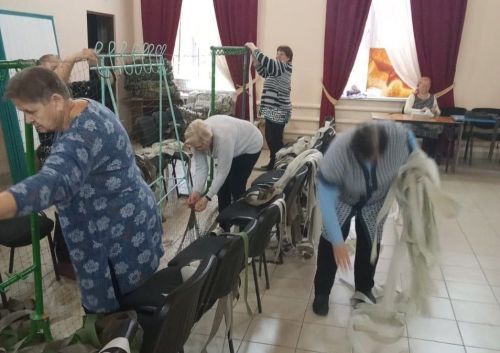 В Куралове жители активно плетут маскировочные сети и шьют одежду для бойцов СВО