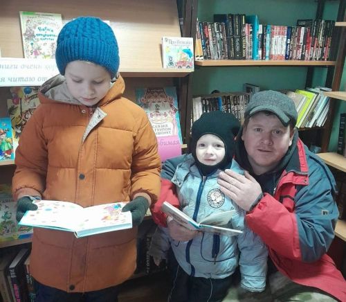 Мәмәтхуҗада китапханәгә гаилә белән йөриләр
