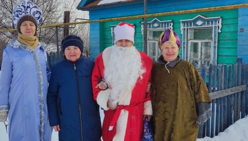В Печищах сказочные герои навестили бабушек, чьи внуки находятся на СВО