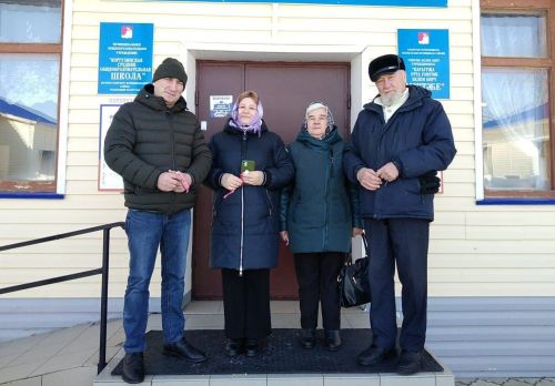Супруги Осянины из Коргузы пришли на избирательный участок всей семьей