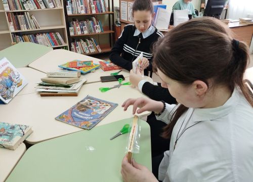 Верхнеуслонская детская библиотека пригласила ребят отремонтировать книги