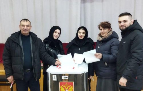 Главный редактор «Волжской нови» пришел на выборы вместе с семьей