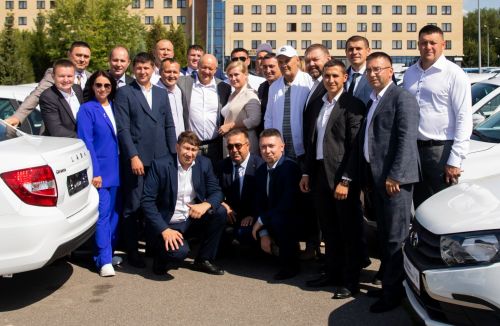В Татарстане начальникам отделов физкультуры и спорта вручили ключи от новых автомобилей