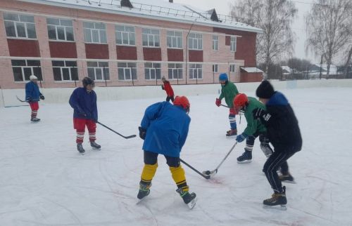 В Макулове продолжается хоккейный турнир