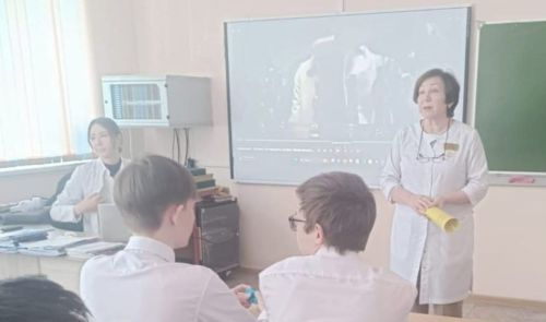 Гимназиядә табиблар белән очраштылар