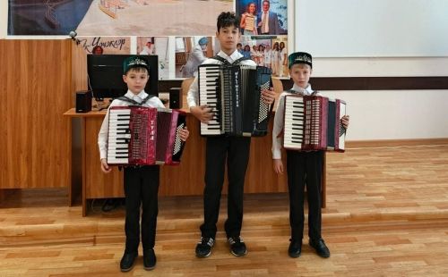 Воспитанники Верхнеуслонской школы искусств поздравили медсестер