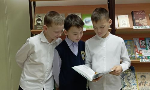 Книжная выставка к юбилею Тукая открылась в Верхнеуслонской детской библиотеке