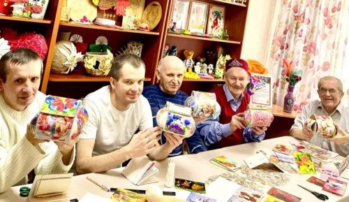 Мужчины в доме-интернате Верхнего Услона мастерят шкатулки для женщин к 8 Марта