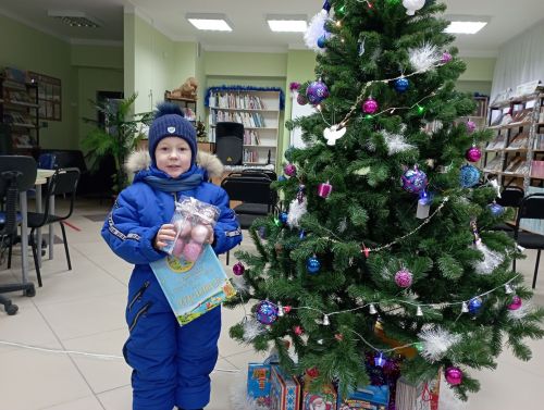 Юные верхнеуслонцы посетили детскую библиотеку и получили подарки