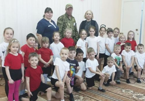 «Все СВОИ»: Встречи с участниками СВО воспитывают в детях патриотов