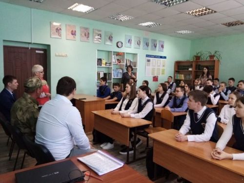 «Все СВОИ»: Встречи с участниками СВО воспитывают в детях патриотов