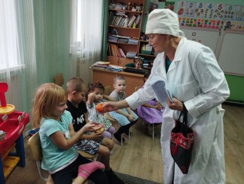 В гости к юным ямбулатовцам пришел Доктор Витаминкин