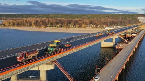 На мосту через Волгу в Татарстане на трассе М-12 уложили асфальт
