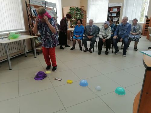 В районной библиотеке организовали литературно-конкурсную программу для пожилых