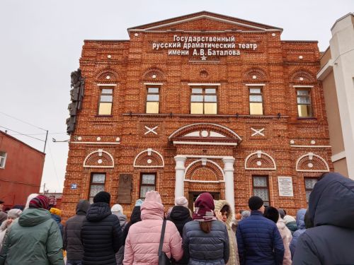 Скульптор из Верхнего Услона стал автором мемориальной доски Алексею Баталову