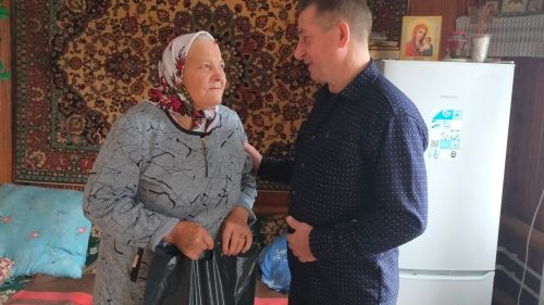 Ветеранам сельского хозяйства из Соболевского поселения вручили подарки
