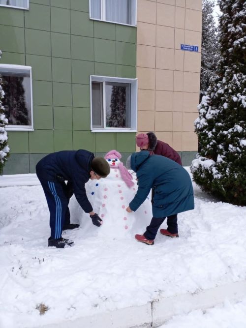 В Верхнеуслонском Доме-интернате появились фигуры из снега