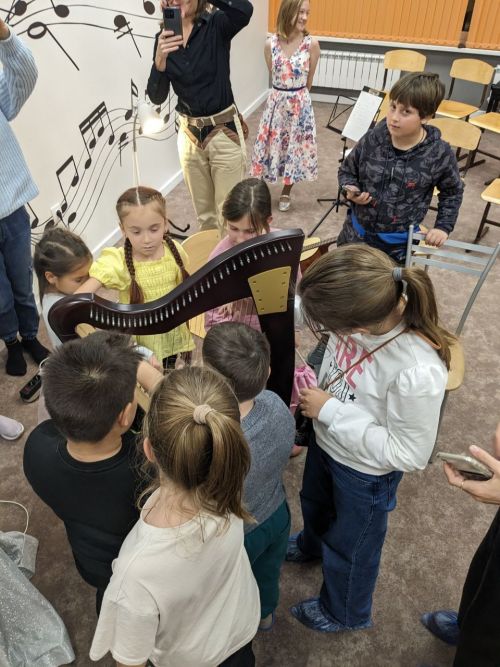 Учащиеся Верхнеуслонской школы искусств познакомились с арфой