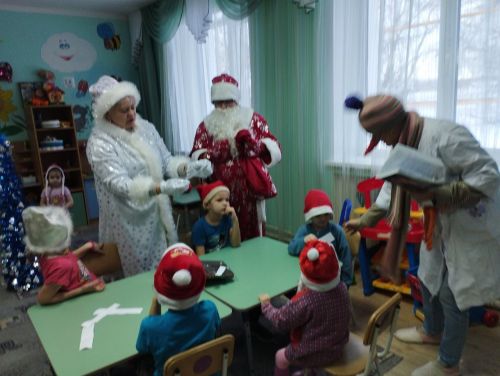 К дошколятам в Ямбулатове пришел Дед Мороз и герои сказок