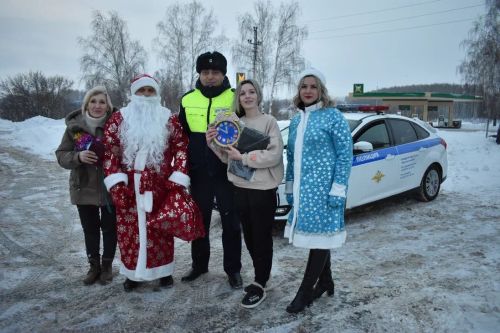В Верхнем Услоне на дорогу вышел новогодний патруль