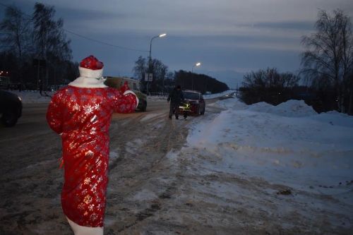 В Верхнем Услоне на дорогу вышел новогодний патруль