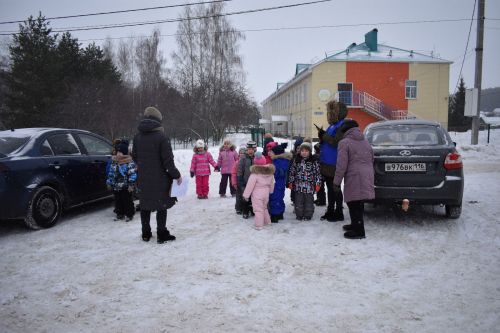 В Верхнем Услоне дошкольников учили пристегиваться ремнями безопасности