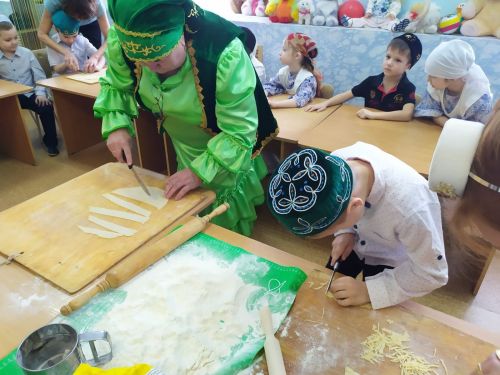 «Салават күпере» балалар бакчасында тәрбияләнүчеләр фольклор бәйрәмендә катнаштылар