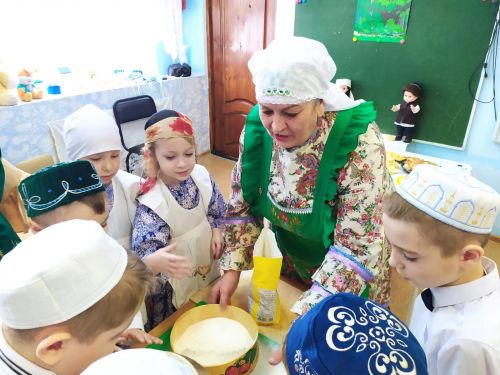 «Салават күпере» балалар бакчасында тәрбияләнүчеләр фольклор бәйрәмендә катнаштылар