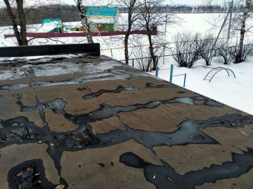 В Янги Болгарах очистили от снега и наледи кровлю сельского клуба