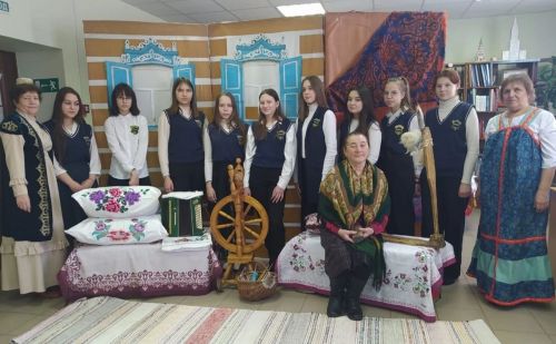 С таинствами национального узора познакомили восьмиклассниц Макуловской школы