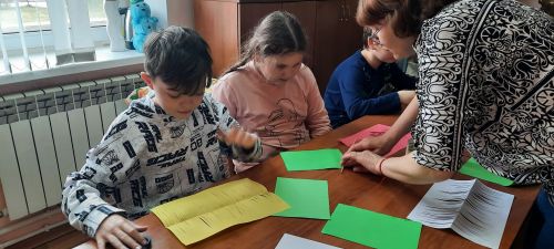 В Кильдееве мастерили цветы из цветной бумаги