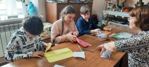 В Кильдееве мастерили цветы из цветной бумаги