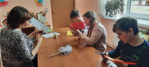 В Кильдееве мастерили цветы из цветной бумаги