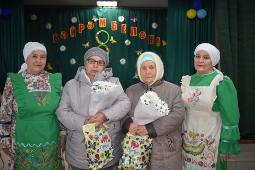 В Вахитовском доме культуры выступил ансамбль «Иделкәй»