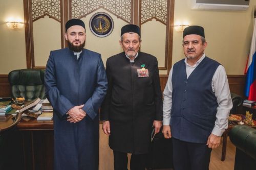 Татарстан мөфтие Тимур хәзрәт Ибраһимовны медаль белән бүләкләде