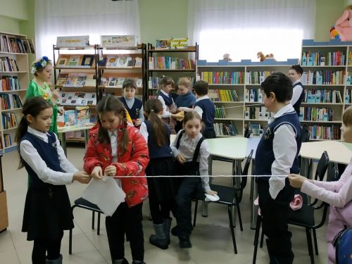 Сотрудники районной детской библиотеки подарили школьникам «День прекрасных королев»