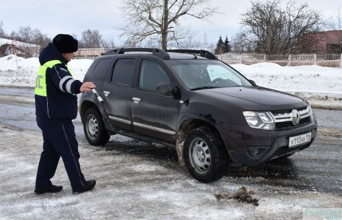 Госавтоинспекция провела традиционную акцию «Цветы для автоледи»