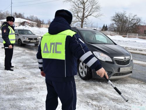 Госавтоинспекция провела традиционную акцию «Цветы для автоледи»