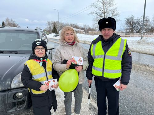 Госавтоинспекция провела традиционную акцию «Цветы для автоледи»